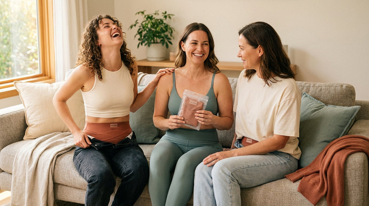 Tres mamás sentadas en un sofá usando Belora